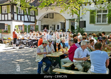 Banda di ottoni nella Foresta Nera (Schwarzwald) Sasbachwalden;Baden-Wurttemberg;Germania;l'Europa; la riproduzione in una FARM HOUSE Foto Stock