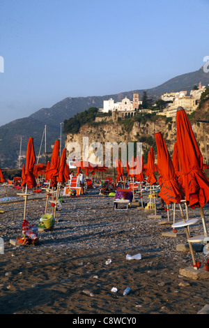 RED ombrelloni sulla spiaggia di ciottoli SEIANO ITALIA 17 Settembre 2011 Foto Stock