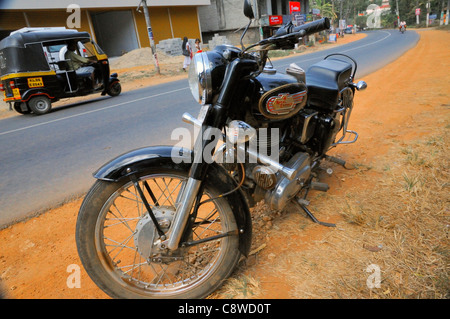 Indiano prodotto Royal Enfield Bullet 350 ciclo del famoso inglese Marque intorno agli anni '50 sulla strada nr.Vandiperiya, India Foto Stock