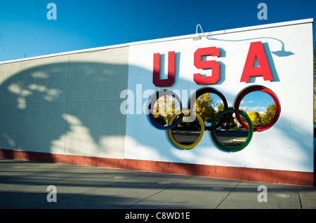 Un segno con anelli olimpici presso l'U.S. Olympic Training Center Colorado Springs, Colorado Foto Stock