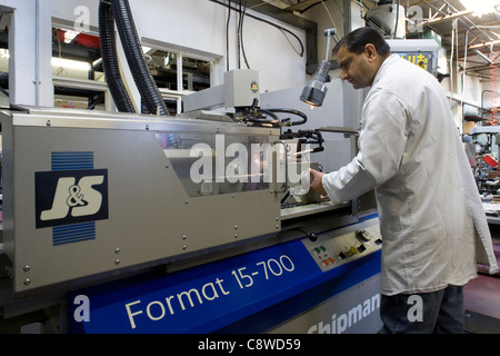 Ingegnere prepara un metallo macchina rettificatrice per lavoro Foto Stock