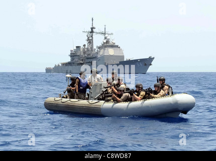 Task force multinazionale conducendo contro la pirateria operazioni per individuare ed impedire la pirateria in e attorno al Golfo di Aden, Foto Stock