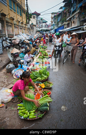 Strada del mercato vendere verdure, Hanoi, Vietnam Foto Stock