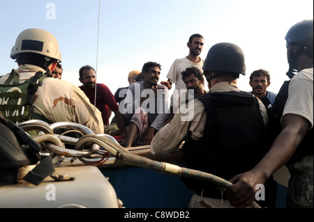 I pescatori yemenita salutare una marina e DEGLI STATI UNITI La guardia costiera della scheda, la ricerca e il team di protezione durante un diritto di visita imbarco Foto Stock