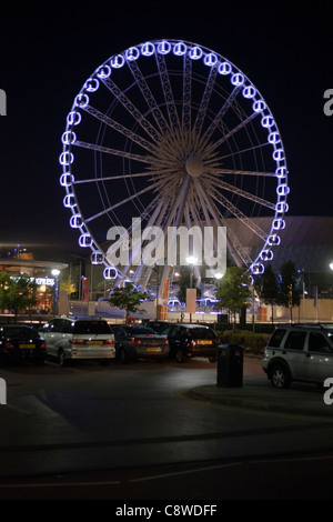 La grande ruota di notte dalla Liverpool Echo Foto Stock