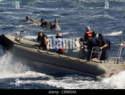 Una barca equipaggio guidato-missili cruiser USS Chosin (CG 65) Foto Stock