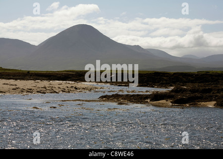 Beinn na Caillich da Rubha Ardnish Beach Breakish Broadford Isola di Skye in Scozia Foto Stock