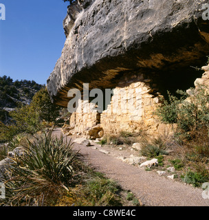 ARIZONA - Antica cliff dwellings a Walnut Canyon National Monument. Foto Stock