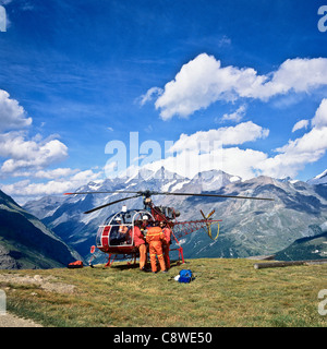 Alouette II elicottero di salvataggio e di equipaggio sulla montagna elipad Zermatt Vallese Svizzera Europa Foto Stock