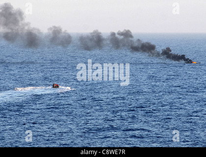 Una visita, scheda, ricerca e sequestro (VBSS) team arriva sulla scena per il soccorso di sospetti pirati Foto Stock