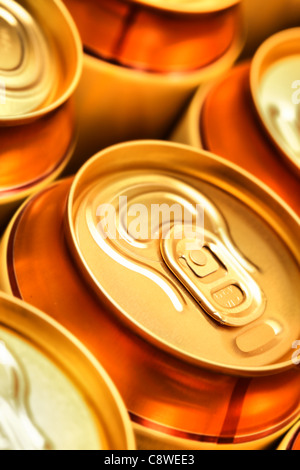 L'oro di lattine di birra vicino. DOF poco profondo! Foto Stock