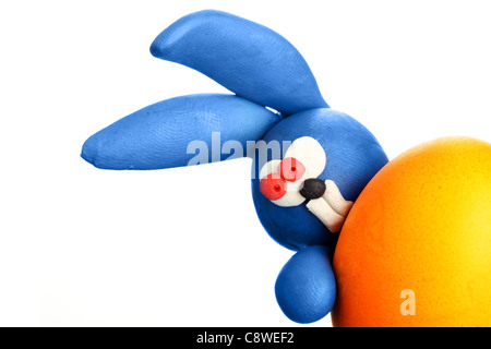 Plastilina coniglio con uovo di pasqua isolato su sfondo bianco Foto Stock