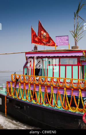 India, Assam, decorate traversata in traghetto del fiume Brahmaputra da Dibrugarh per Sonarigaon Foto Stock