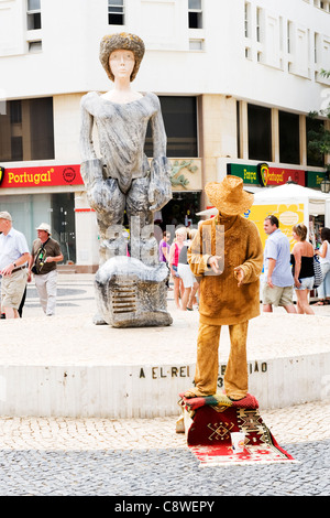 Il Portogallo Algarve Lagos e moderna statua scultura figura di re Dom Sebastiao il desiderato 1554 - 1578 artista mime golden cowboy Foto Stock