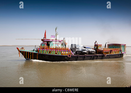 India, Assam, decorate traversata in traghetto del fiume Brahmaputra da Dibrugarh per Sonarigaon Foto Stock