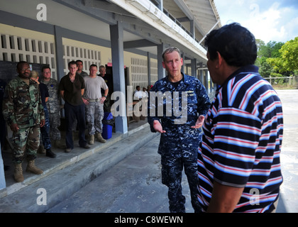 Il cap. Thomas Negus, commodore di continuare promessa 2010 Foto Stock