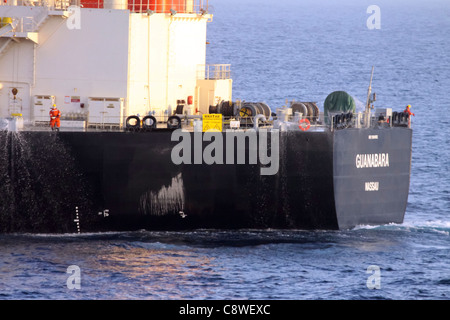 Il giapponese-commerciali di proprietà petroliera M/V Guanabara ha ricevuto assistenza dal guidato-missile destroyer USS Bulkeley Foto Stock