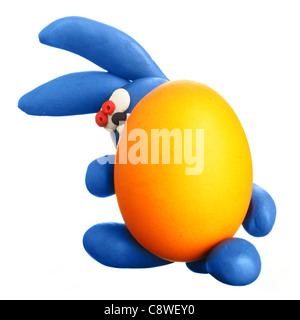 Plastilina coniglio con uovo di pasqua isolato su sfondo bianco Foto Stock