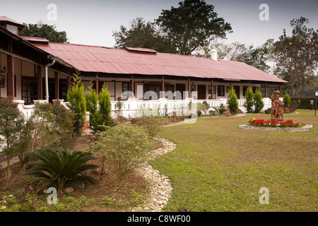 India, Assam, Jorhat, Gatoonga piantagione di tè, Burra Sahib il bungalow del piantatrici tradizionale house garden Foto Stock