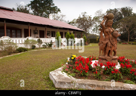 India, Assam, Jorhat, Gatoonga piantagione di tè, Mistry Sahib della statua di Bungalow in tradizionale di piantatrici house garden Foto Stock