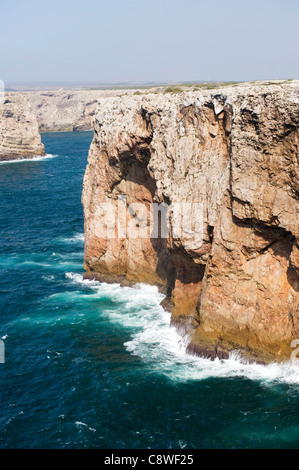 Portogallo Algarve Capo Cap Cabo S. Saint St Vincent più sud punto ovest Europa continentale selvaggio scogliere spruzzare blu mare Oceano Atlantico Foto Stock