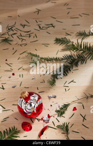 Rosso rotto albero di natale Pallina sul pavimento Foto Stock