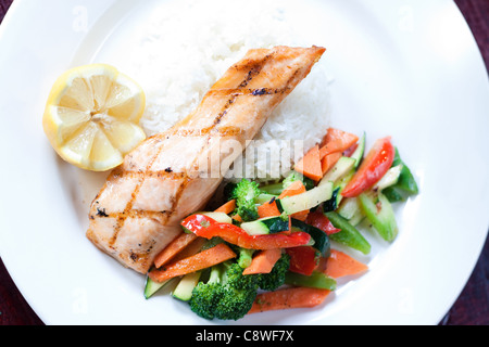 Filetto di salmone al forno con il nostro smalto di acero, servito su un letto di aromatico riso basmati con STIR FRY di verdure. Foto Stock