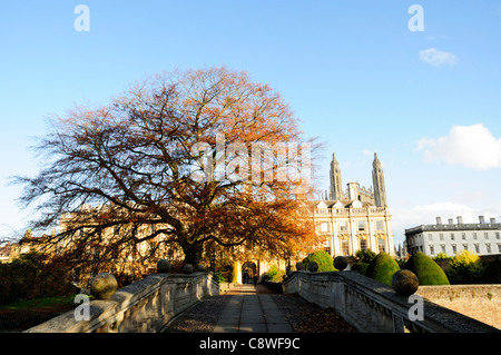 Clare Bridge in autunno, Cambridge, Inghilterra, Regno Unito Foto Stock