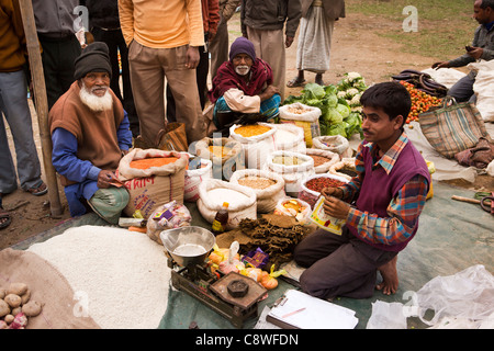 India, Assam, Jorhat, Gatoonga Tea Break Village market, commerciante la vendita di riso e impulsi per poveri villaggi Foto Stock