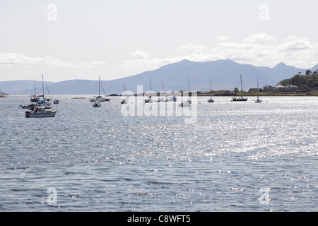 Kames Bay, Millport sull'isola di Great Cumbrae con le montagne di Arran sullo sfondo, Nord Ayrshire, Scozia, Regno Unito Foto Stock