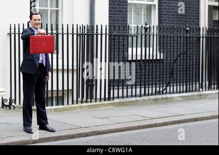 La Gran Bretagna è il Cancelliere dello Scacchiere George Osborne pone per la media con la sua tradizionale rosso scatola di spedizione. Foto Stock