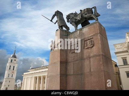 Monumento del granduca Gediminas nella piazza della cattedrale di Vilnius, Lituania. Foto Stock
