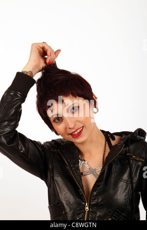 Giovane donna con il piercing al viso tappo auricolare squilla e breve tagliate i capelli acuminati Foto Stock
