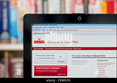 Il Royal Mail sito web sparato contro una libreria sullo sfondo (solo uso editoriale: -print, TV, e-book e Redazione sito web). Foto Stock