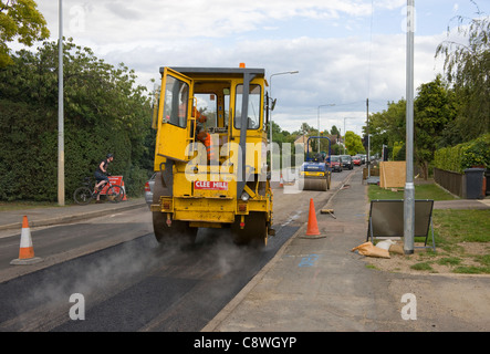 I trasporti pesanti su strada di compattazione a rullo appena di cui asfalto. secondo rullo in attesa di follow-up. Foto Stock