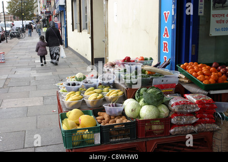 Green Grocer su Bethnal Green Road, East London Foto Stock