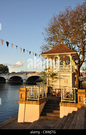 Riverside gazebo e fasi di Kingston upon Thames, Royal Borough di Kingston upon Thames, Greater London, England, Regno Unito Foto Stock