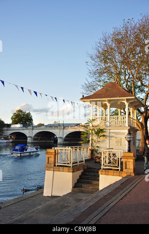 Riverside gazebo e fasi di Kingston upon Thames, Royal Borough di Kingston upon Thames, Greater London, England, Regno Unito Foto Stock