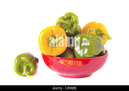 Il giallo e il peperone verde nella piastra su bianco Foto Stock