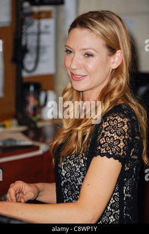 Anna Torv foglie ""LiveRegis Kelly'' taping atABC Lincoln Center Studios fuori circa CANDIDS CELEBRITY - Mar New York NY Ottobre Foto Stock