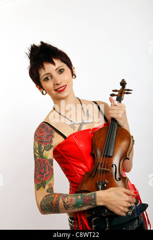 Il violinista femmina con tatuaggi sul suo braccio Foto Stock