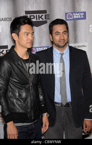 John Cho e Kal Penn presso gli arrivi per urlare Awards 2011 da Spike TV, Universal Studios Lot, Los Angeles, CA 15 ottobre 2011. Foto Stock