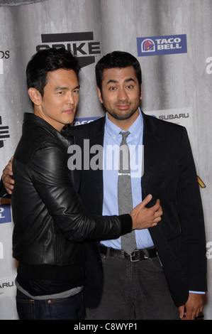 John Cho e Kal Penn presso gli arrivi per urlare Awards 2011 da Spike TV, Universal Studios Lot, Los Angeles, CA 15 ottobre 2011. Foto Stock