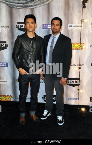 John Cho e Kal Penn presso gli arrivi per Spike TV SCREAM Awards 2011, Universal Studios Lot, Los Angeles, CA 15 ottobre 2011. Foto Foto Stock