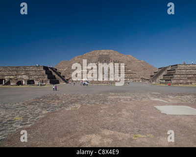 "Piramide della Luna" a mezzogiorno in una giornata calda, Teotihuacan, Messico Foto Stock