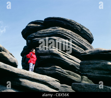 Rambler in piedi sul 'wheel' di pietre sul bordo Derwent, Parco Nazionale di Peak District, Derbyshire. Foto Stock