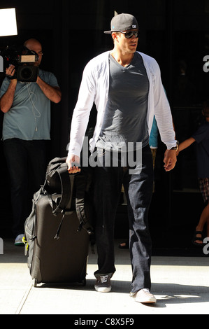 Kris Humphries lascia il suo hotel di Midtown Manhattan fuori circa CANDIDS CELEBRITY - Ven New York NY il 2 settembre 2011 foto Ray Foto Stock