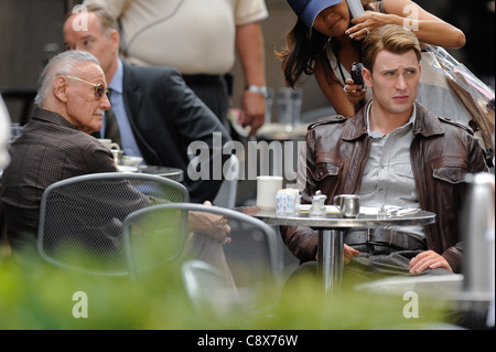 Stan Lee Chris Evans film scena ''I VENDICATORI" movie set Pershing Square Restaurant fuori circa CANDIDS CELEBRITY - SAT nuovo Foto Stock