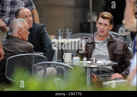 Stan Lee Chris Evans film scena ''I VENDICATORI" movie set Pershing Square Restaurant fuori circa CANDIDS CELEBRITY - SAT nuovo Foto Stock