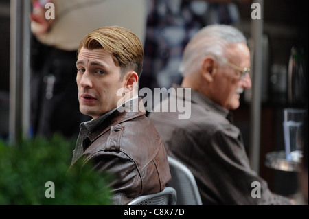 Chris Evans Stan Lee film scena ''I VENDICATORI" movie set Pershing Square Restaurant fuori circa CANDIDS CELEBRITY - SAT nuovo Foto Stock